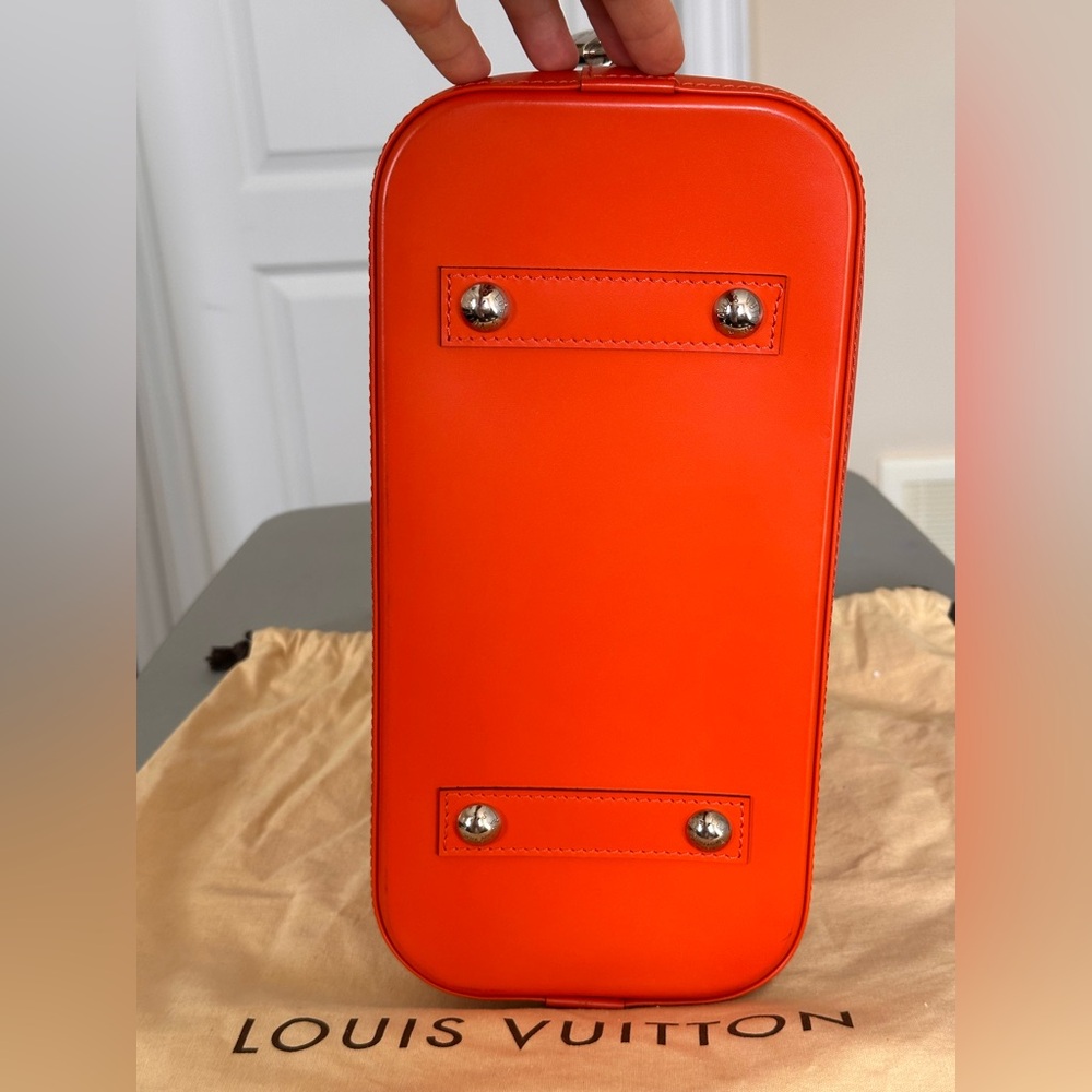 Louis Vuitton Alma handbag in Piment Epi leather PM with silver-tone hardware. - Picture 7 of 16